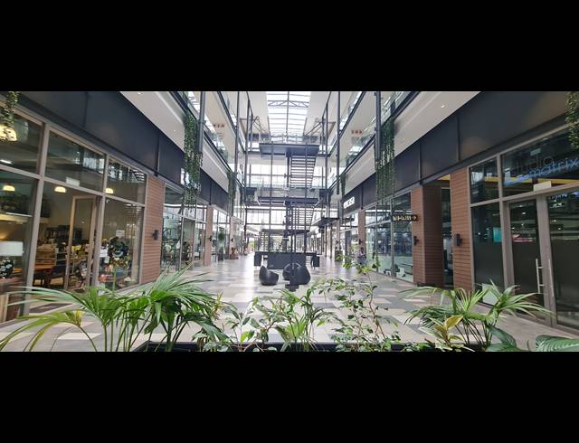 87M² RETAIL TO LET IN FOURWAYS